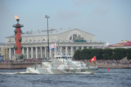 Санкт-Петербург. Противодиверсионного катера проекта 21980 `Грачонок` во время главного военно-морского парада в честь празднования Дня Военно-Морского Флота России.