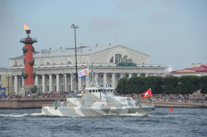 Санкт-Петербург.  Противодиверсионного катера проекта 21980 `Грачонок` во время  главного военно-морского  парада  в честь празднования Дня Военно-Морского Флота России.