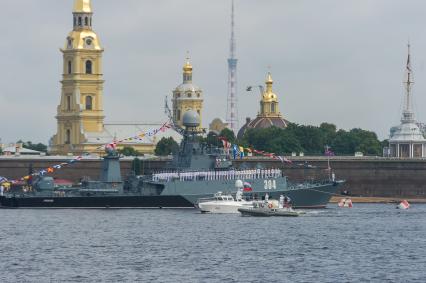 Санкт-Петербург.   Малый противолодочный корабль `Уренгой`
 во время  главного военно-морского  парада  в честь празднования Дня Военно-Морского Флота России.