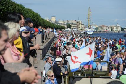 Санкт-Петербург.   Празднование  Дня Военно-Морского Флота России на набережной Лейтенанта Шмидта.