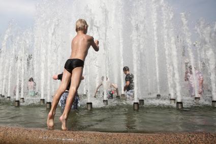 Белоруссия. Минск. Дети купаются в фонтане.