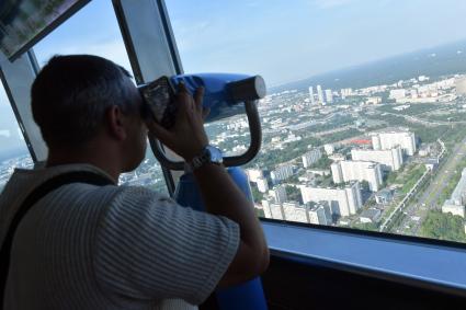 Москва. Посетитель на смотровой площадке Останкинской телебашни.