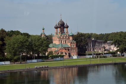 Москва. Вид из окна поезда московской монорельсовой дороги на храм Троицы Живоначальной в Останкине.