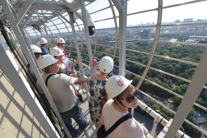 Москва. Посетители на смотровой площадке Останкинской телебашни, открытой на высоте 85 метров.