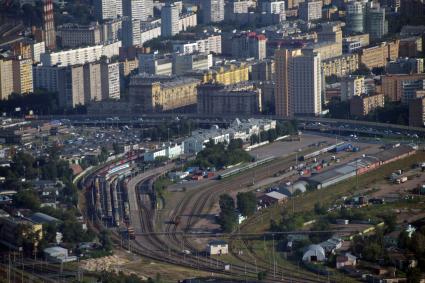 Москва. Вид на Рижский вокзал и ТТК со смотровой площадки Останкинской телебашни.