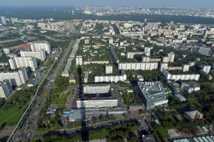 Москва. Вид на Москву со смотровой площадки Останкинской телебашни. Внизу - здание Телерадиосети России.