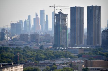 Москва. Вид на ММДЦ `Москва-Сити` (слева) со смотровой площадки Останкинской телебашни.