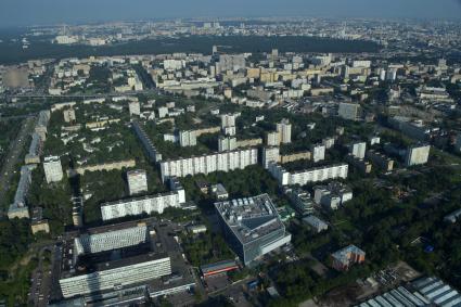 Москва. Вид на Москву со смотровой площадки Останкинской телебашни. Внизу слева - здание Телерадиосети России.