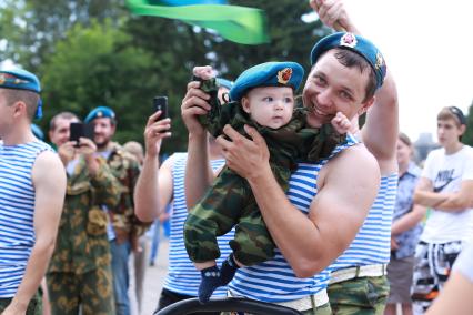 Красноярск. Десантники во время празднования Дня Воздушно-десантных войск России.
