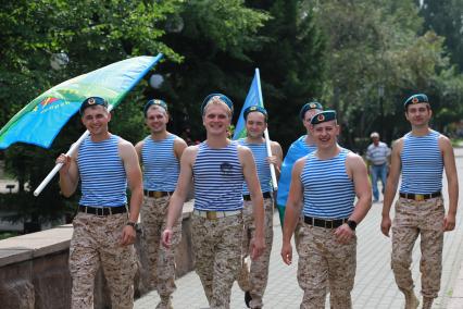 Красноярск.  Десантники во время празднования Дня Воздушно-десантных войск России.