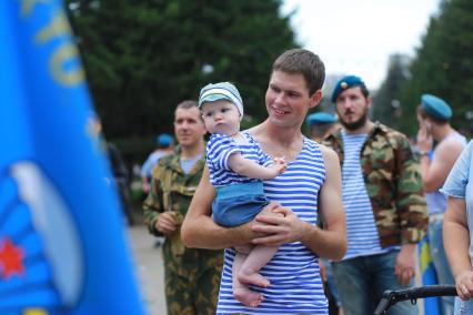 Красноярск.  Десантники во время празднования Дня Воздушно-десантных войск России.