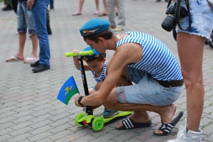 Красноярск.  Десантники во время празднования Дня Воздушно-десантных войск России.