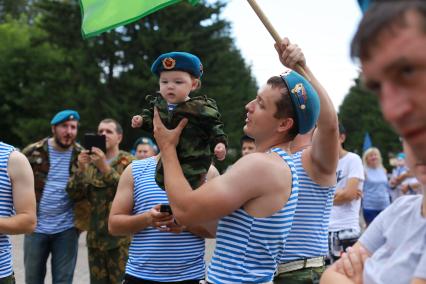 Красноярск.  Десантники во время празднования Дня Воздушно-десантных войск России.