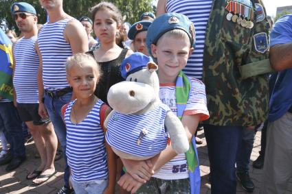 Барнаул.  Дети  на празднике  Дня Воздушно-десантных войск России.