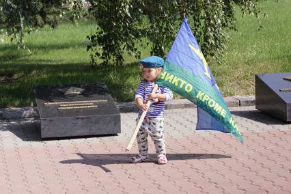 Барнаул.  Девочка  в форме десантника на празднике  Дня Воздушно-десантных войск России.