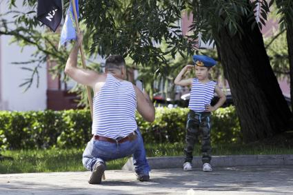 Барнаул.  Мужчина фотографирует мальчика в  форме десантника на празднике  Дня Воздушно-десантных войск России.