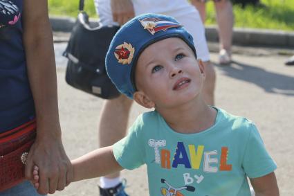 Барнаул.  Мальчик в берете десантника на празднике  Дня Воздушно-десантных войск России.