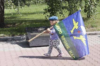 Барнаул.  Девочка  в форме десантника на празднике  Дня Воздушно-десантных войск России.