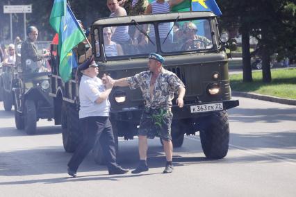 Барнаул.  Десантники во время празднования Дня Воздушно-десантных войск России.