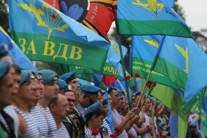 Иркутск.  Десантники во время празднования Дня Воздушно-десантных войск России.