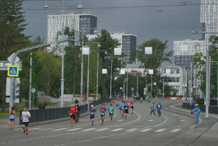 Екатеринбург. Участники марафона \'Европа-Азия\' во время забега