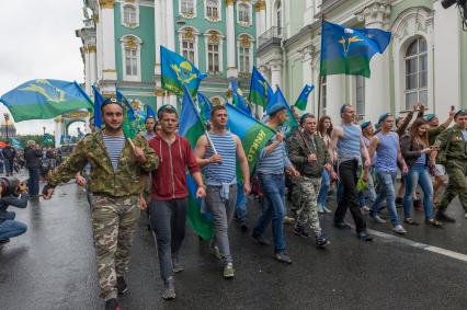 Санкт-Петербург.  Десантники на Дворцовой площади перед шествием к Марсову полю в День Воздушно-десантных войск.