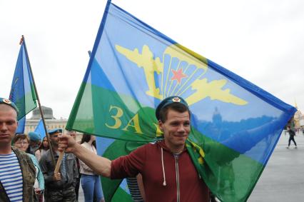 Санкт-Петербург. Десантники во время празднования Дня Воздушно-десантных войск на Дворцовой площади.