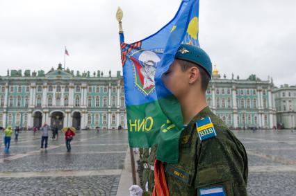 Санкт-Петербург.  Десантники на Дворцовой площади перед шествием к Марсову полю в День Воздушно-десантных войск.