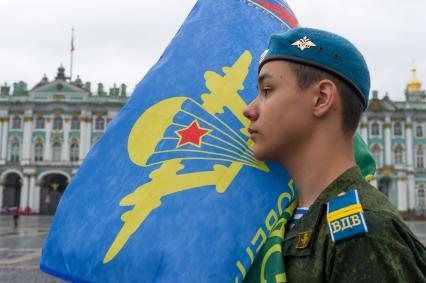 Санкт-Петербург.  Десантники на Дворцовой площади перед шествием к Марсову полю в День Воздушно-десантных войск.