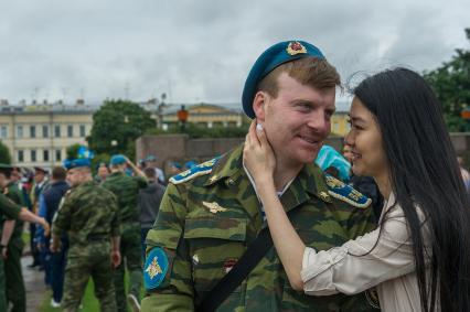 Санкт-Петербург.  Молодые люди во время празднования Дня Воздушно-десантных войск.