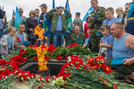 Санкт-Петербург. Возложение цветов к Вечному огню на Марсовом поле в День Воздушно-десантных войск.