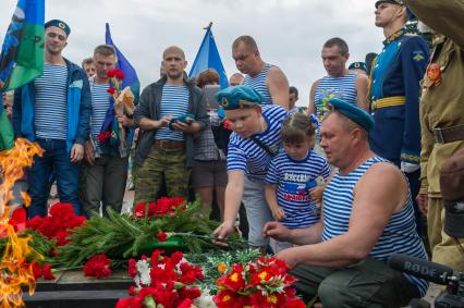 Санкт-Петербург. Возложение цветов к Вечному огню на Марсовом поле в День Воздушно-десантных войск.