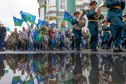 Санкт-Петербург.  Десантники на Дворцовой площади перед шествием к Марсову полю в День Воздушно-десантных войск.