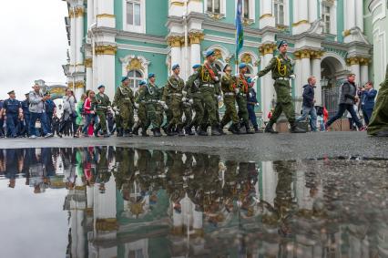 Санкт-Петербург.  Десантники на Дворцовой площади перед шествием к Марсову полю в День Воздушно-десантных войск.