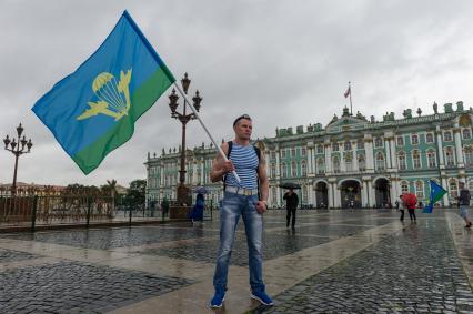 Санкт-Петербург. Десантники во время празднования Дня Воздушно-десантных войск на Дворцовой площади.