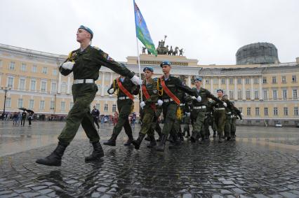 Санкт-Петербург.  Десантники на Дворцовой площади перед шествием к Марсову полю в День Воздушно-десантных войск.