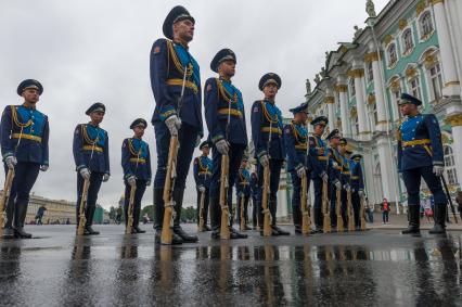 Санкт-Петербург.  Рота почетного караула во время празднования Дня Воздушно-десантных войск на Дворцовой площади.