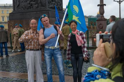 Санкт-Петербург. Десантники во время празднования Дня Воздушно-десантных войск на Дворцовой площади.