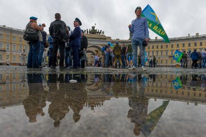 Санкт-Петербург. Десантники во время празднования Дня Воздушно-десантных войск на Дворцовой площади.