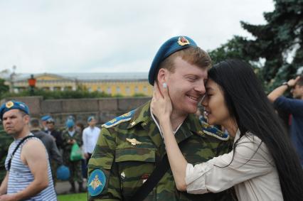 Санкт-Петербург.  Молодые люди во время празднования Дня Воздушно-десантных войск.