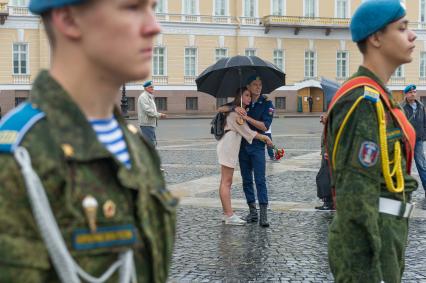 Санкт-Петербург.  Молодые люди во время празднования Дня Воздушно-десантных войск на Дворцовой площади.