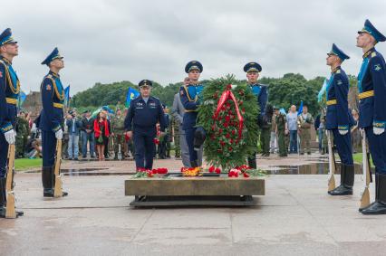 Санкт-Петербург. Возложение цветов к Вечному огню на Марсовом поле в День Воздушно-десантных войск.