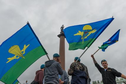 Санкт-Петербург. Десантники во время празднования Дня Воздушно-десантных войск на Дворцовой площади.