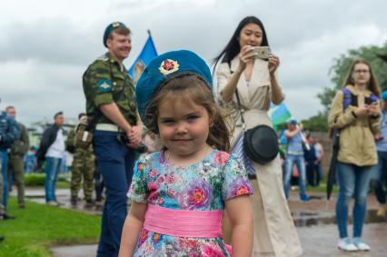 Санкт-Петербург. Молодые люди во время празднования Дня Воздушно-десантных войск.