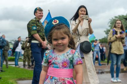 Санкт-Петербург.  Молодые люди во время празднования Дня Воздушно-десантных войск.