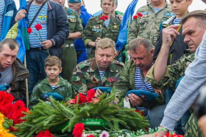 Санкт-Петербург. Возложение цветов к Вечному огню на Марсовом поле в День Воздушно-десантных войск.