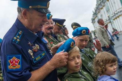 Санкт-Петербург. Десантники во время празднования Дня Воздушно-десантных войск на Дворцовой площади.