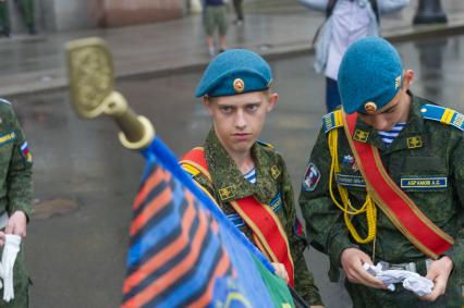 Санкт-Петербург.  Десантники на Дворцовой площади перед шествием к Марсову полю в День Воздушно-десантных войск.