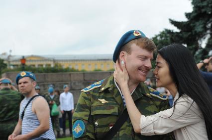 Санкт-Петербург.  Молодые люди во время празднования Дня Воздушно-десантных войск.