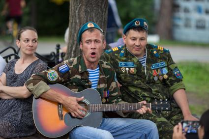 Челябинск. Десантники во время празднования Дня Воздушно-десантных войск России.